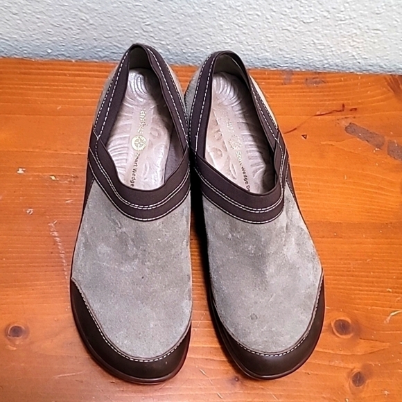 J 41 CLASSIC WOMEN'S  TAUPE SUEDE WEDGE BR FABRIC SLIP ON CLOG SHOES  SIZE  8.5 - Picture 8 of 8